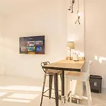 Bright Sunny 2br Island Kitchen In Remedios Lejlighed
