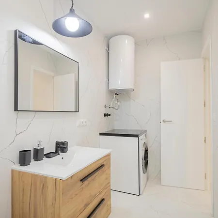 New! Stunning Modern 2br Next To Feria Apartamento *