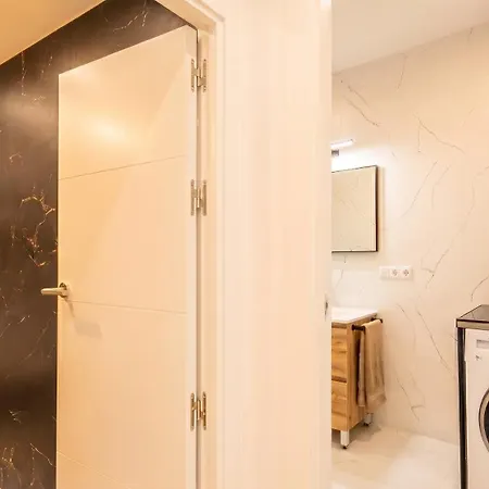 Bright Sunny 2br Island Kitchen In Remedios شقة إشبيلية